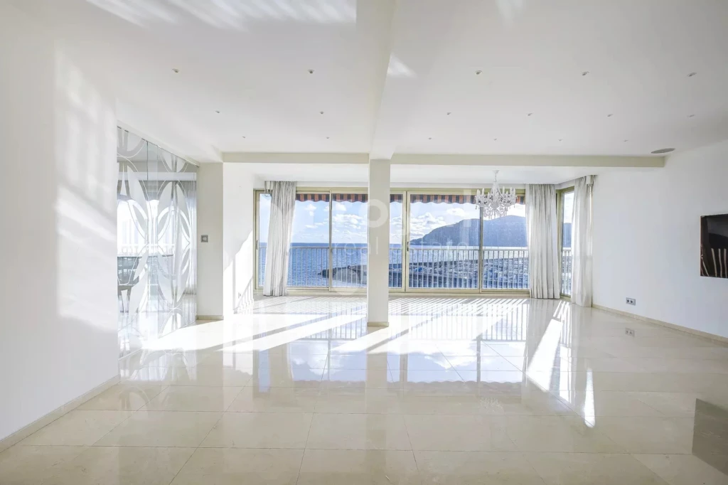 Séjour avec vue mer à couper le souffle dans appartement de luxe à Mandelieu