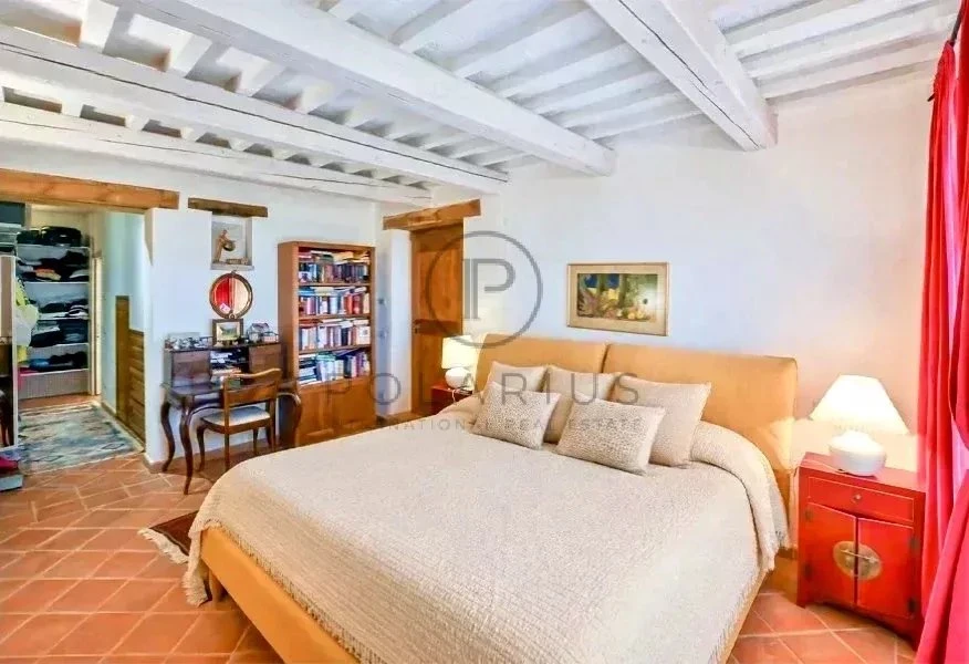 Chambre confortable avec une décoration chaleureuse et un mobilier accueillant.