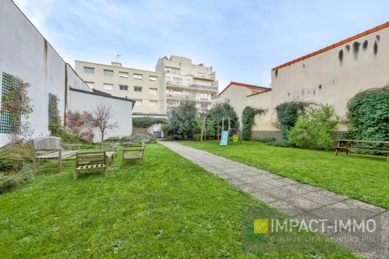 Beau jardin copro avec elements de jeux pour enfants