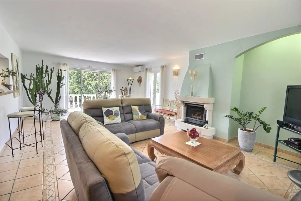 Salon lumineux avec cheminée et vue sur le jardin dans une maison confortable - Les Adrets-de-l'Estérel