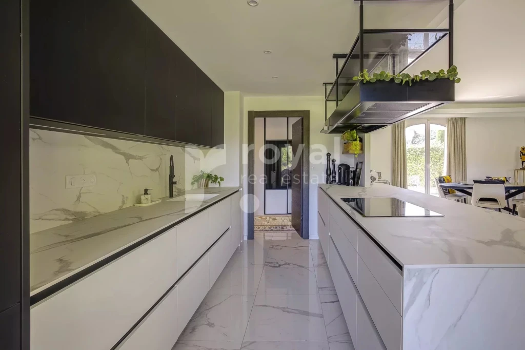 Cuisine design haut de gamme d’une villa rénovée de prestige