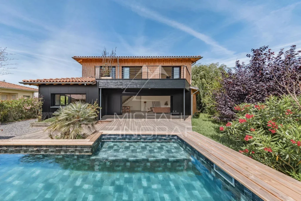 villa neuve avec piscine