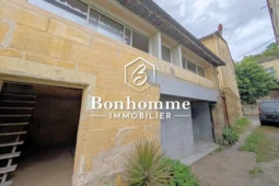 Location à Langoiran : Belle maison en pierre avec parking et extérieur charmant.