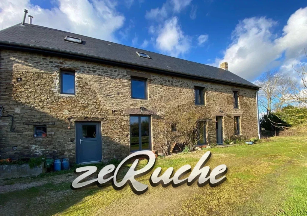 Charmante maison en pierre avec jardin, située dans un environnement rural paisible.
