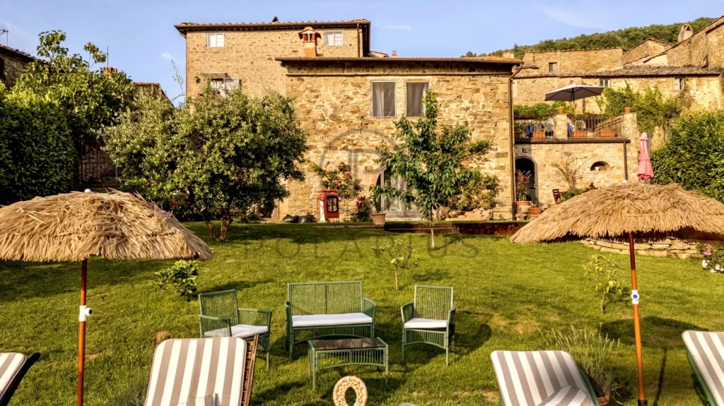 Charmante maison en pierre avec un grand jardin et une vue pittoresque.