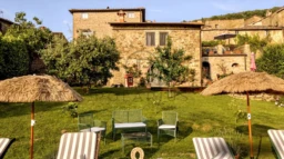 Charmante maison en pierre avec un grand jardin et une vue pittoresque.