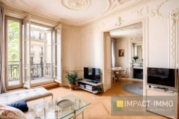 Appartement lumineux avec vue sur un balcon et intérieur élégant en style classique.