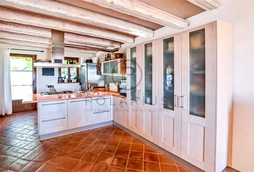 Cuisine lumineuse avec rangements modernes et je ne peux pas voir le reste de la pièce.