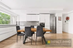 Belle cuisine lumineuse avec un espace salle à manger moderne.