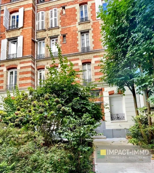 Charmant appartement situé dans un immeuble classique avec jardin privé à Paris.