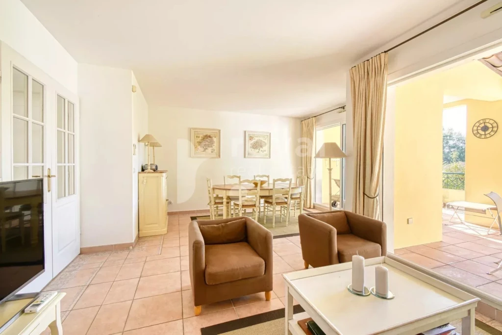 Salon lumineux avec accès terrasse dans villa au calme à Mougins