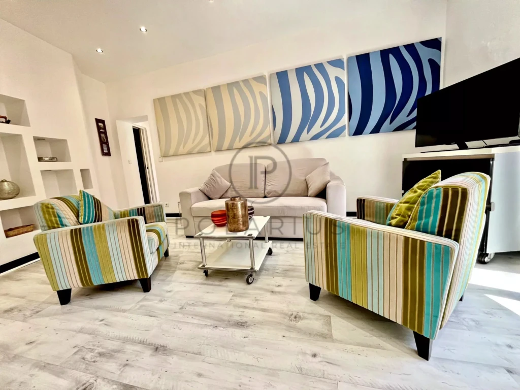 Salon lumineux et moderne avec mobilier confortable et décoration colorée.