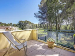 Balcon d’une villa avec vue golf à Mougins