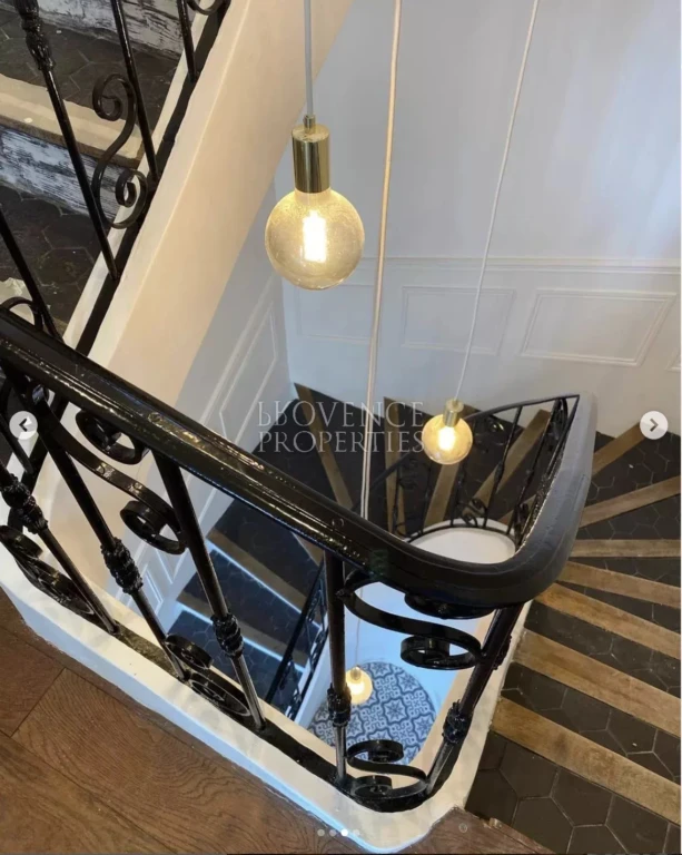 Le sens du détail avec des luminaires contemporains à filaments qui subliment les hauteurs sous plafond de la bâtisse.
