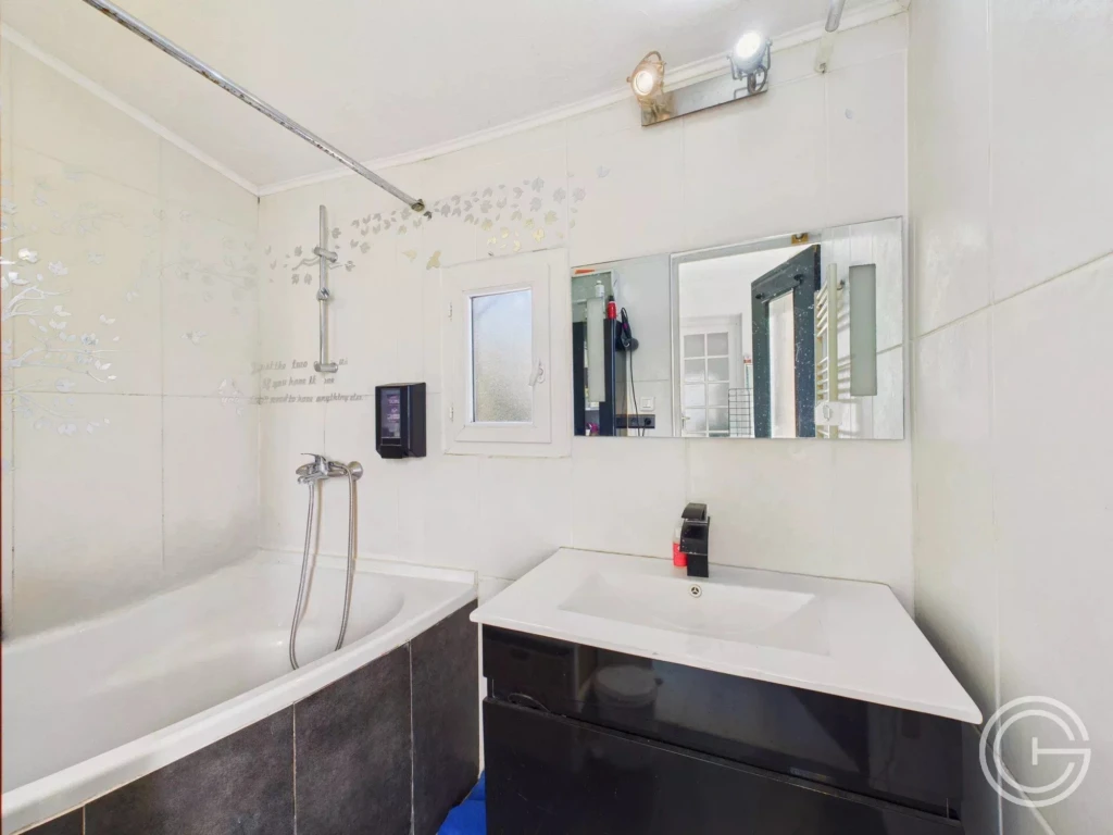 Propriété avec maison, gîte indépendant et studio – 7 500 m² de terrain - PEILLE