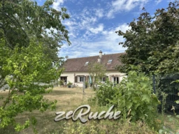 Charmante maison avec grand jardin verdoyant.