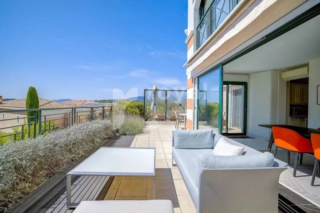 Façade de l’appartement avec terrasse – Royal Mougins Golf