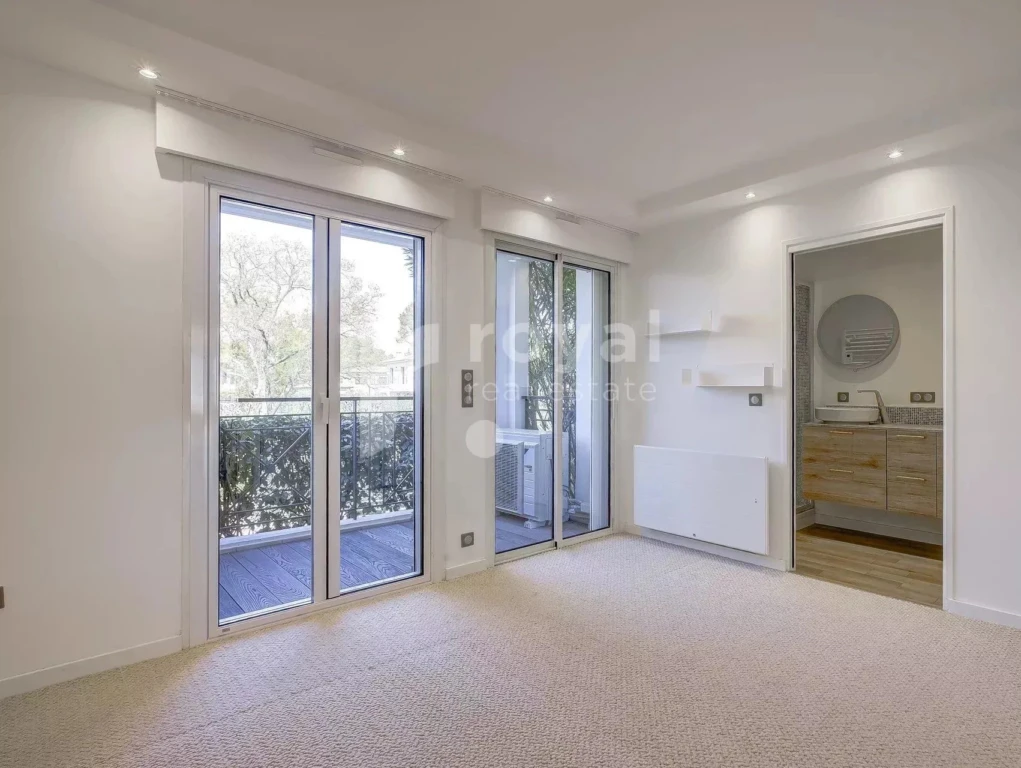 Chambre avec balcon dans appartement rénové à Mougins