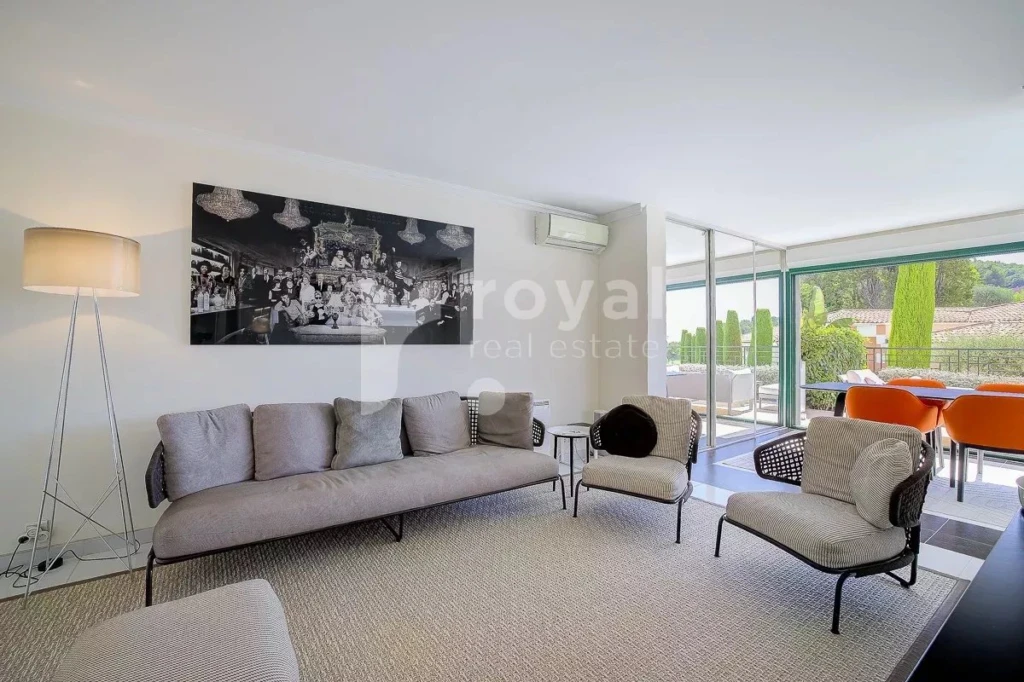 Séjour lumineux de l’appartement avec terrasse – Royal Mougins Golf