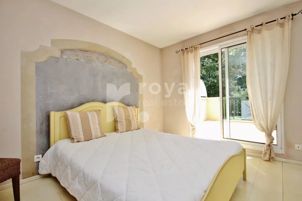 Chambre principale avec terrasse privative et vue sur le golf