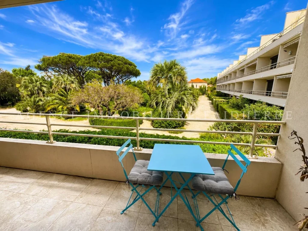 Joli balcon avec vue sur la verdure dans un appartement ensoleillé.