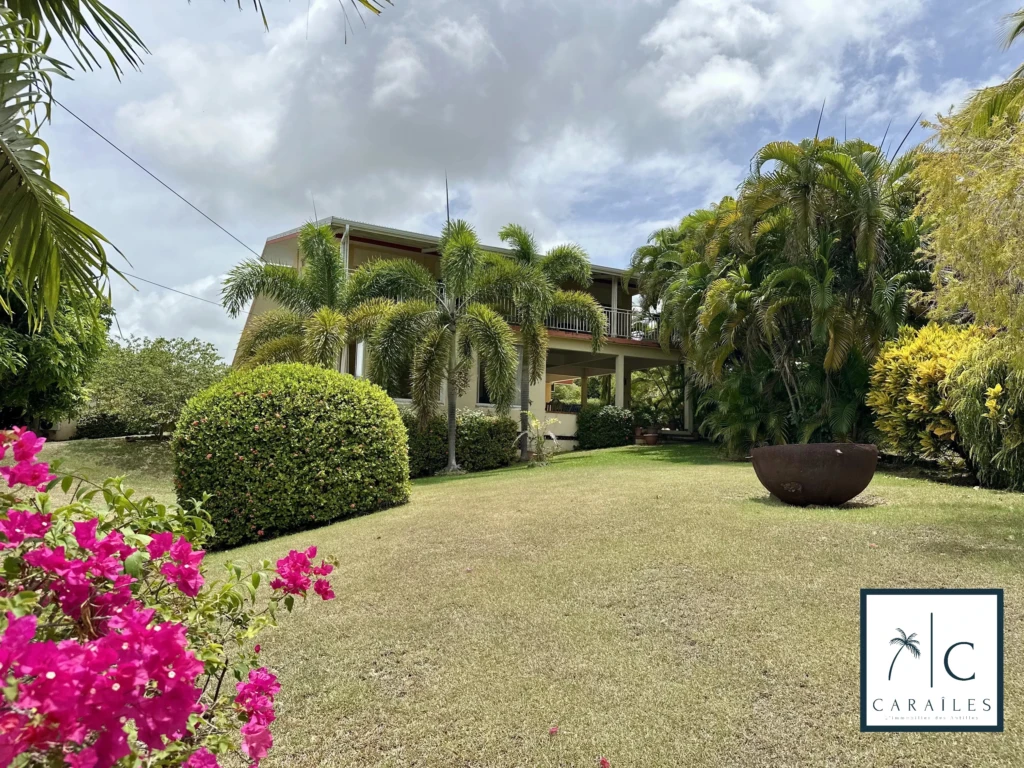 Belle maison entourée d'un magnifique jardin tropical.