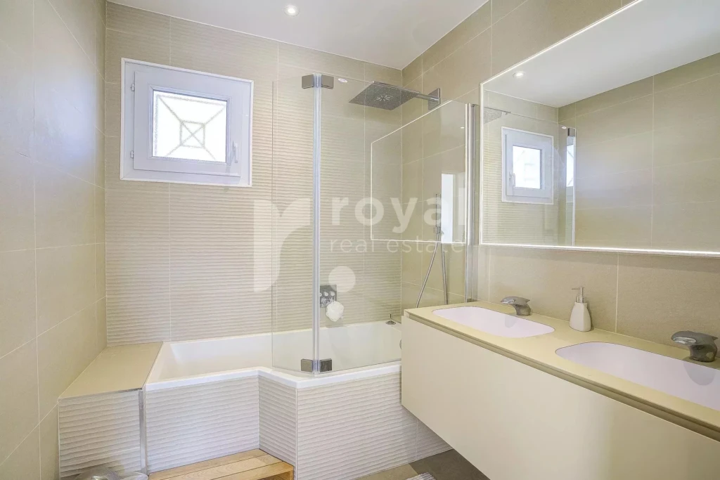 Salle de bain moderne avec double vasque et baignoire design à Mougins