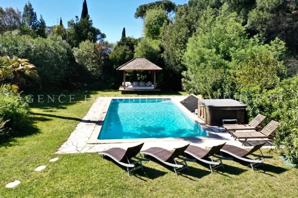 Belle maison de campagne avec une piscine et un espace de détente au cœur de la nature.