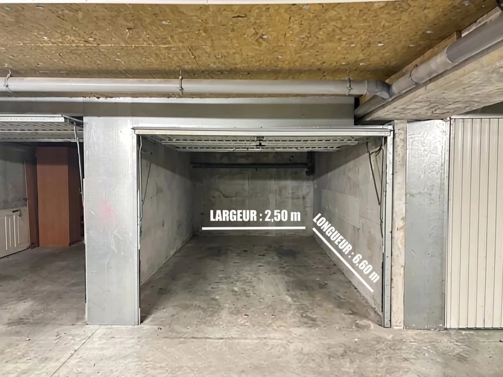 Garage individuel fermé (box) aux dimensions généreuses situé dans un sous-sol sécurisé.
