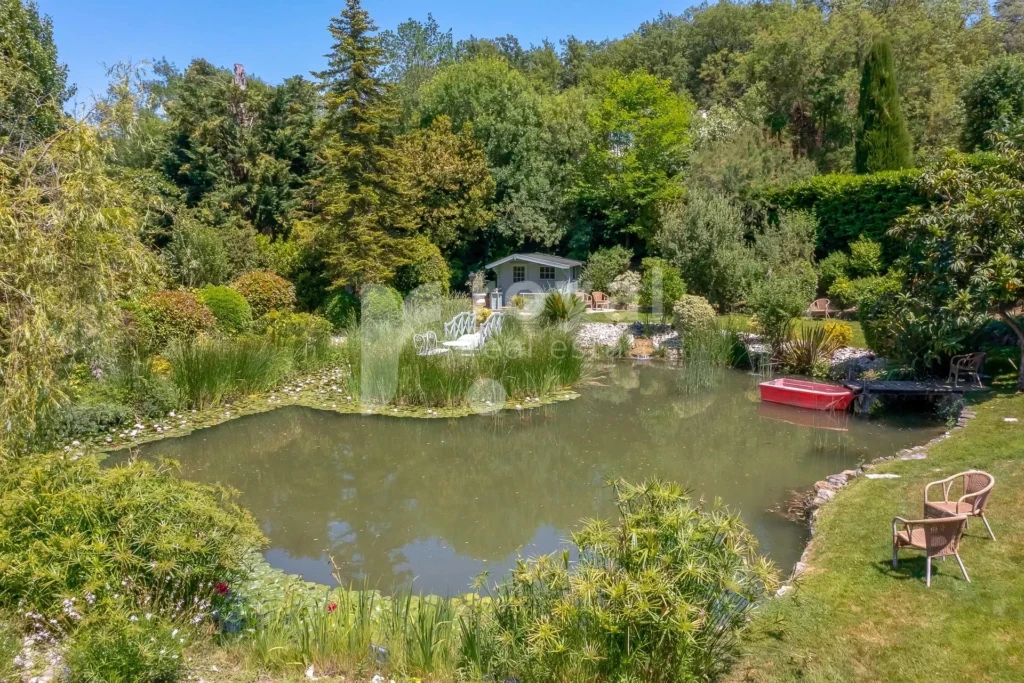 Plan d’eau ornemental au cœur d’un jardin méditerranéen, propriété de prestige sur la Côte d’Azur