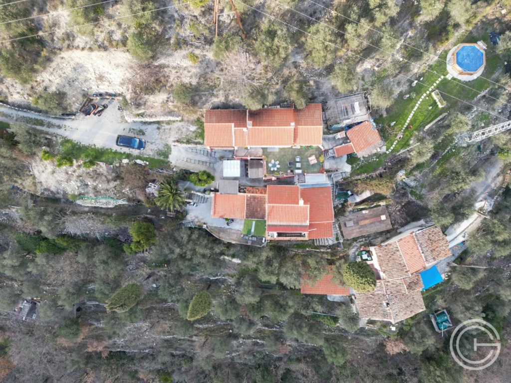 Propriété avec maison, gîte indépendant et studio – 7 500 m² de terrain - PEILLE