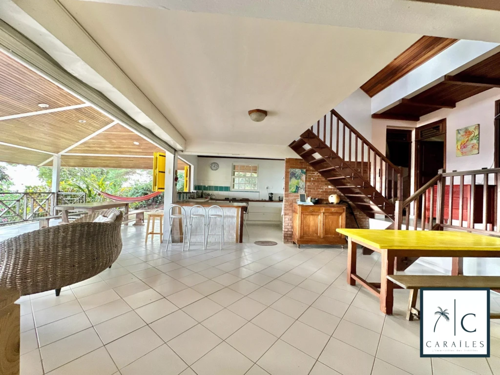 Grand espace lumineux avec un mobilier chaleureux et une vue agréable sur la nature.