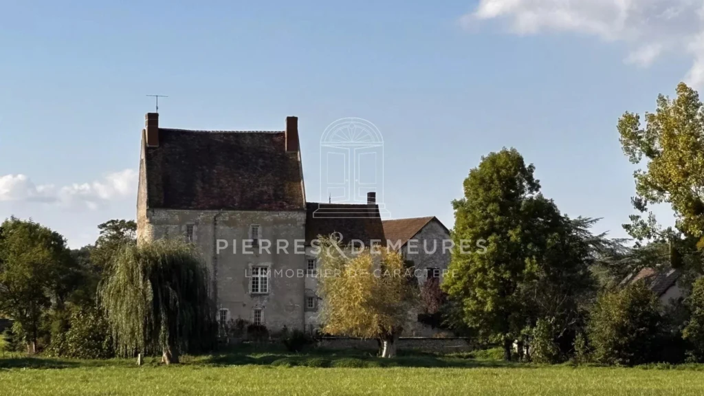 MANOIR - DEPENDANCES EN PIERRE - PROPRIETE AGRICOLE - BIEN DE CHARME - BIEN DE CARACTERE - FERME AVEC PRAIRIE ET BOIS - PROPRIETE A VENDRE A CHATEAUROUX - DOMAINE AGRICOLE A VENDRE DANS l'INDRE  