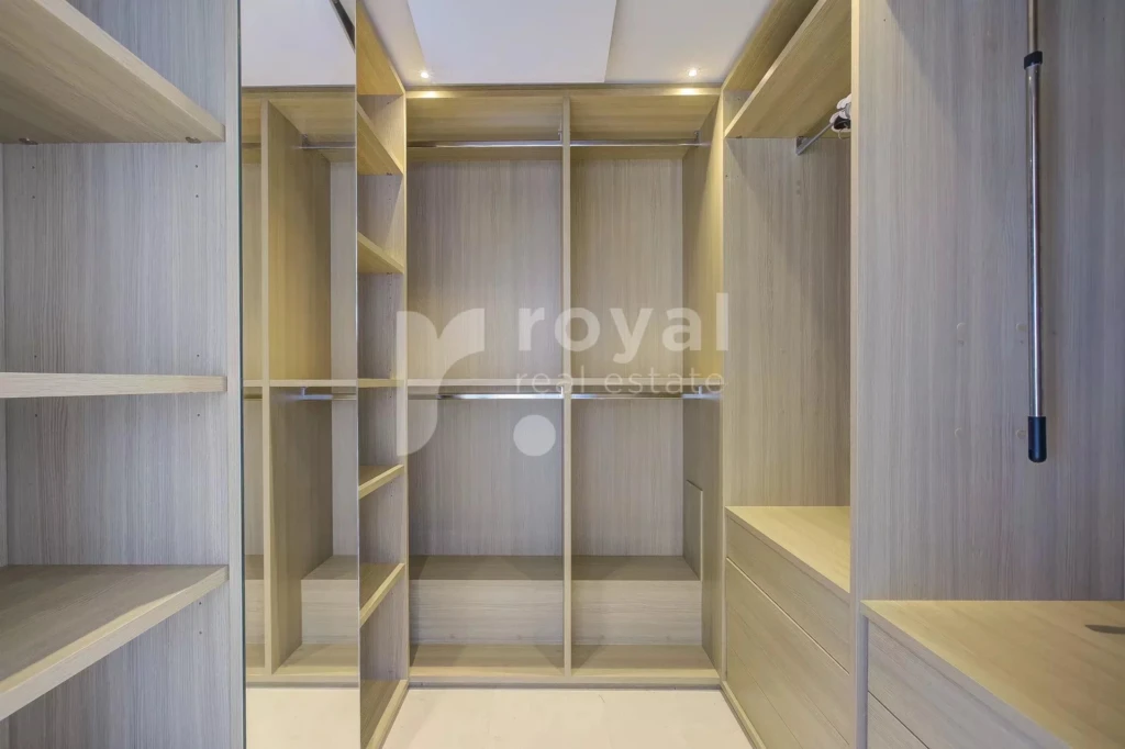 Dressing sur-mesure élégant dans appartement de prestige