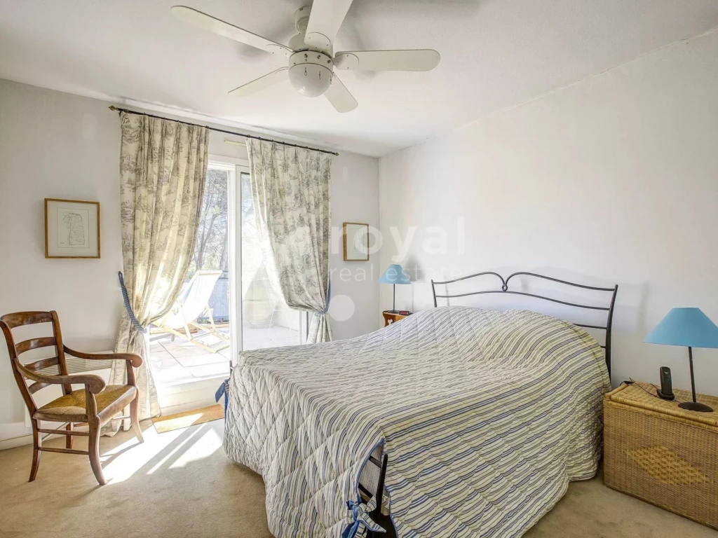 Chambre principale lumineuse dans la villa familiale Royal Mougins Golf