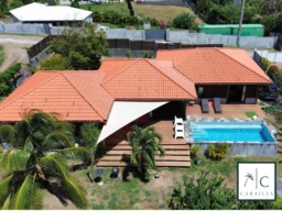 Belle maison avec piscine et terrasse ensoleillée, idéalement située dans un environnement verdoyant.