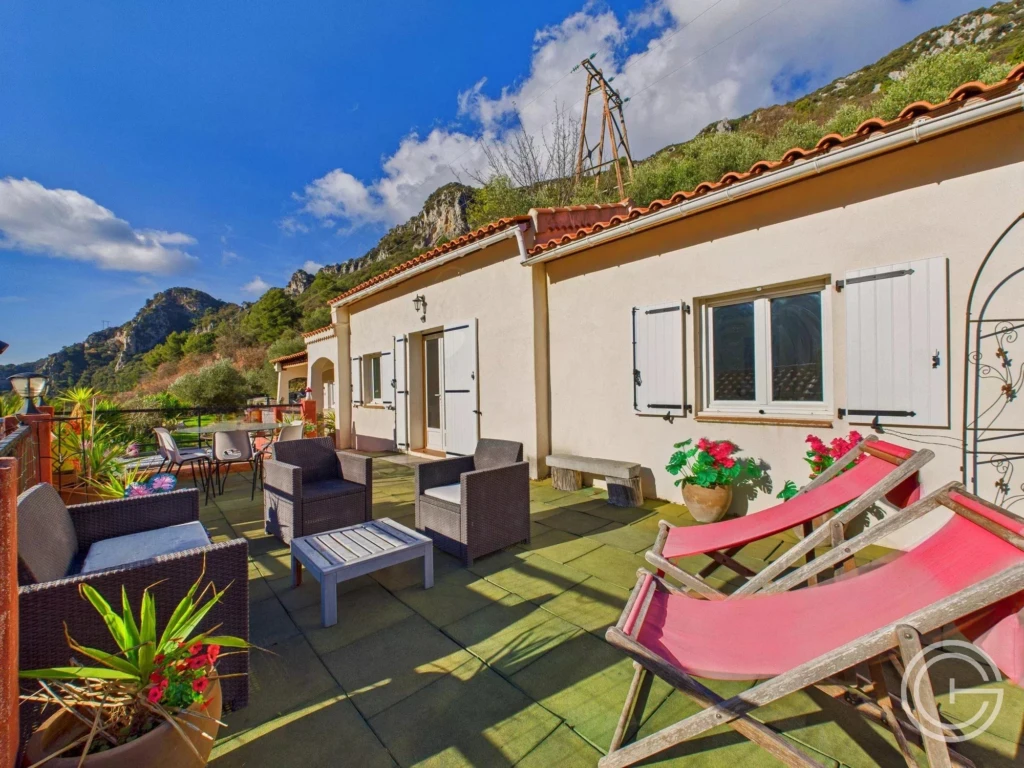 Propriété avec maison, gîte indépendant et studio – 7 500 m² de terrain - PEILLE