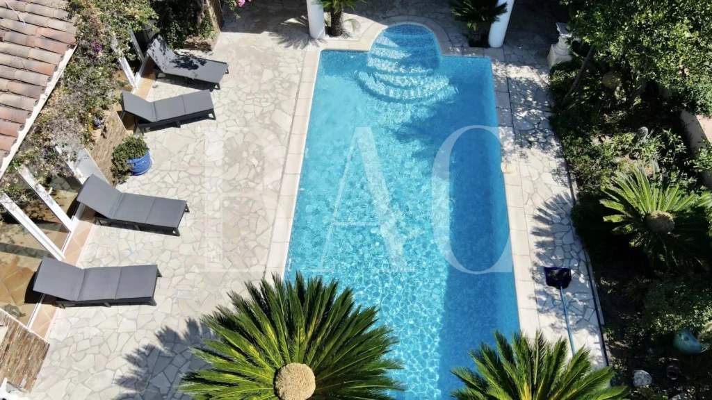 BAC Estate villa avec piscine proche de la mer à Sainte-Maxime