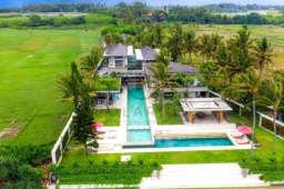 Magnifique villa contemporaine avec piscine, entourée de verdure luxurianted.