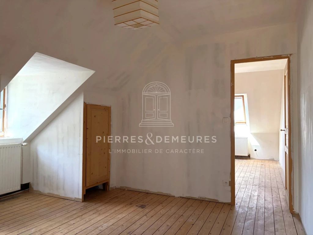 MAISON DE CARACTÈRE A VENDRE A LA CHAPELLE-SAINT-URSIN - MAISON DE VILLE AVEC JARDIN - MAISON FAMILIALE - PARQUETS - CHEMINÉES - GARAGE - CAVE