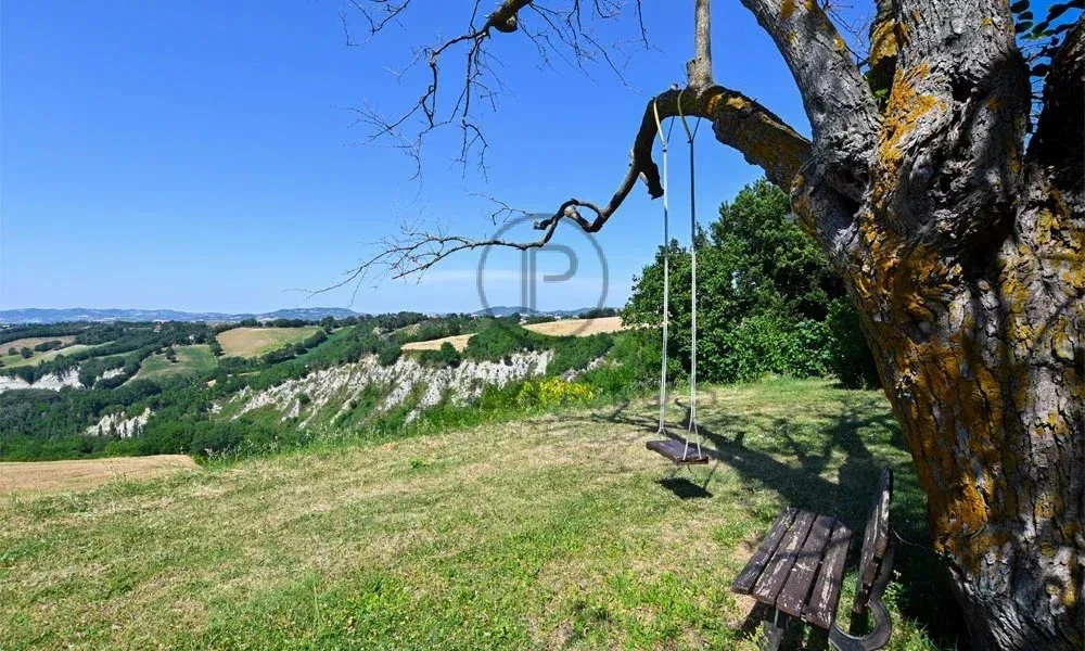 Terrasse paisible avec vue panoramique sur la campagne, idéale pour se détendre.