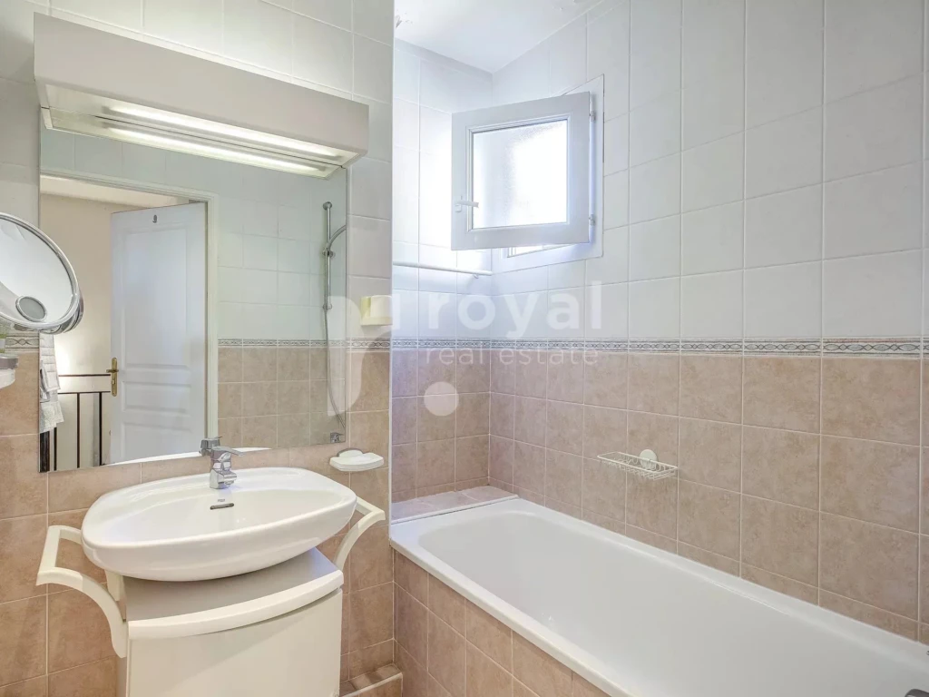 Salle de bain familiale de la villa au Royal Mougins Golf Resort