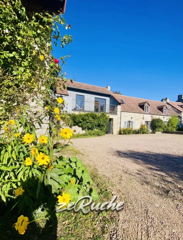 Charmante maison de campagne avec jardin fleuri, située dans un quartier paisible.