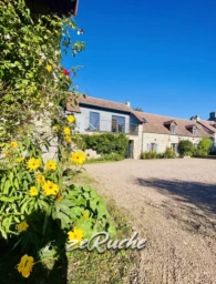 Charmante maison de campagne avec jardin fleuri, située dans un quartier paisible.