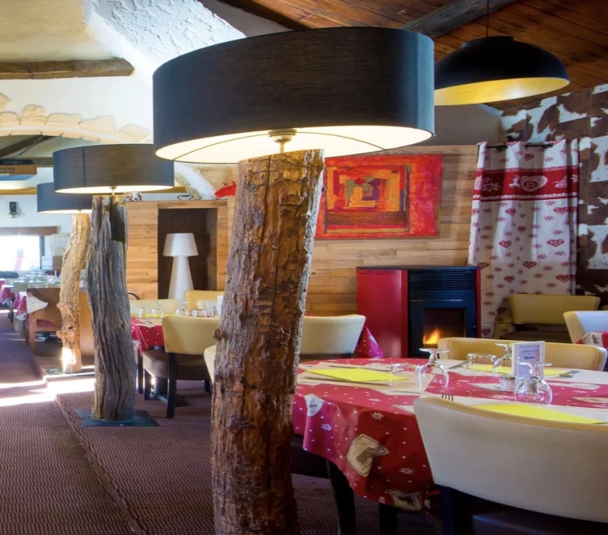 Salle de restaurant chaleureuse avec des éléments de décoration rustiques et modernes.