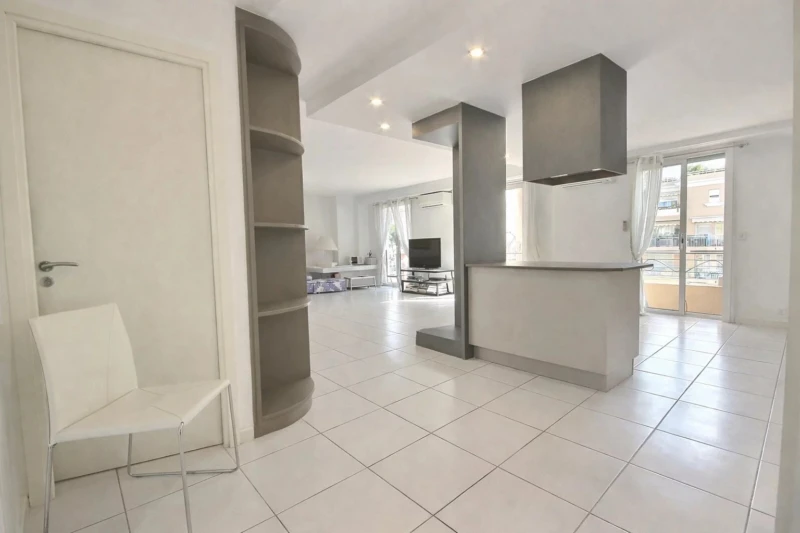 Cannes – Palm Beach | Élégant 3 pièces dans un immeuble Art déco