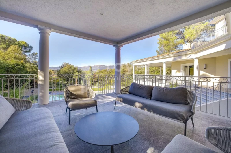Terrasse spacieuse avec vue dégagée dans une villa de luxe du Royal Mougins Golf