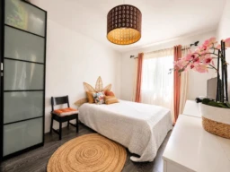 Grande chambre principale, chaleureuse et lumineuse, dotée d'un grand dressing.