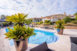 vue façade propriété avec piscine et palmiers sur les hauteurs de la ciotat