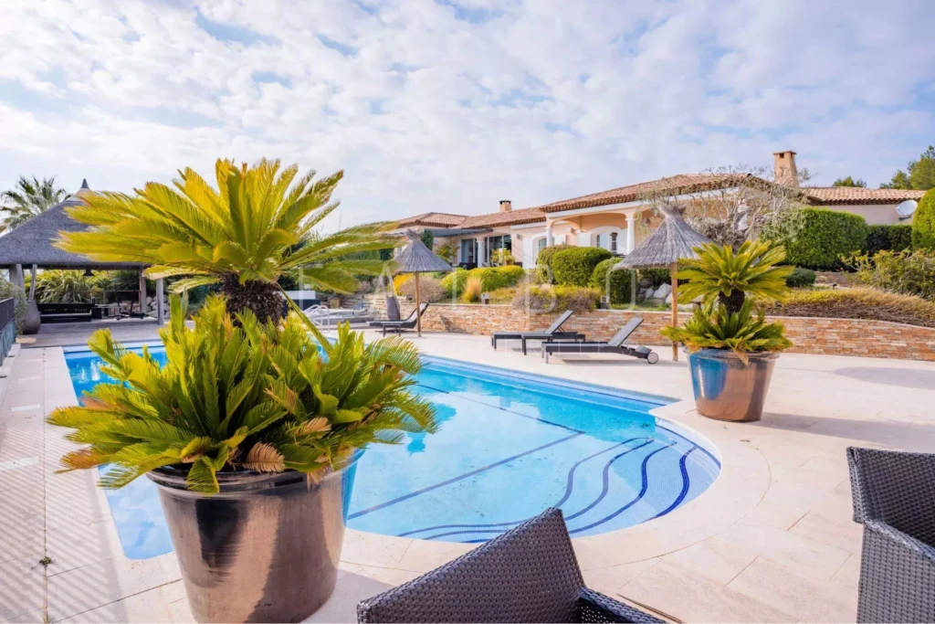 vue façade propriété avec piscine et palmiers sur les hauteurs de la ciotat